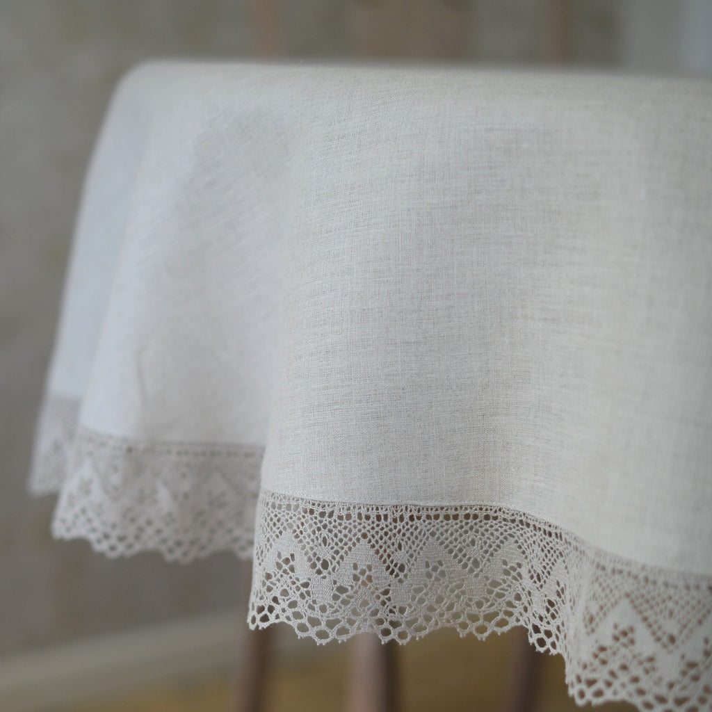 Round Tablecloth with Lace Natural Linen colour